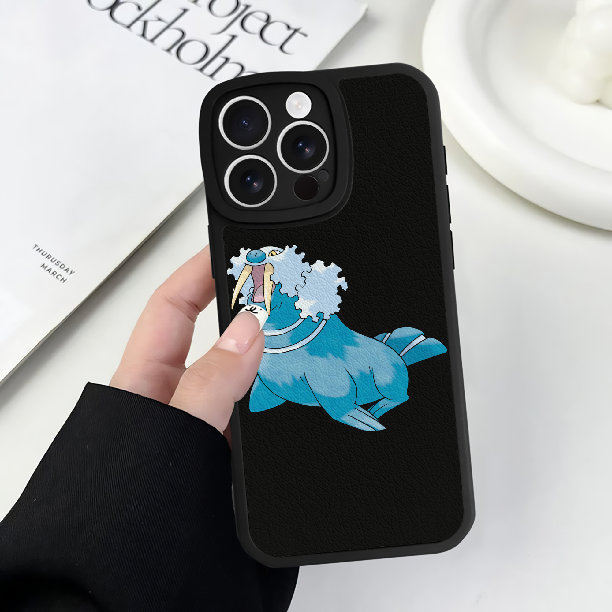 （画像用） ポケットモンスター Pokémon 【iPhone 16シリーズ対応】シリコンスマホケース（レザー調） 材質：シリコン